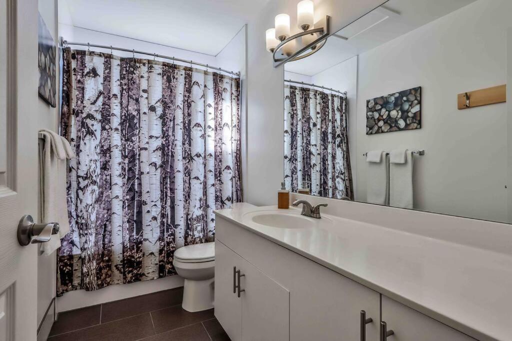 Big Mountain Views - Bright 2-story Corner Unit Apartment *